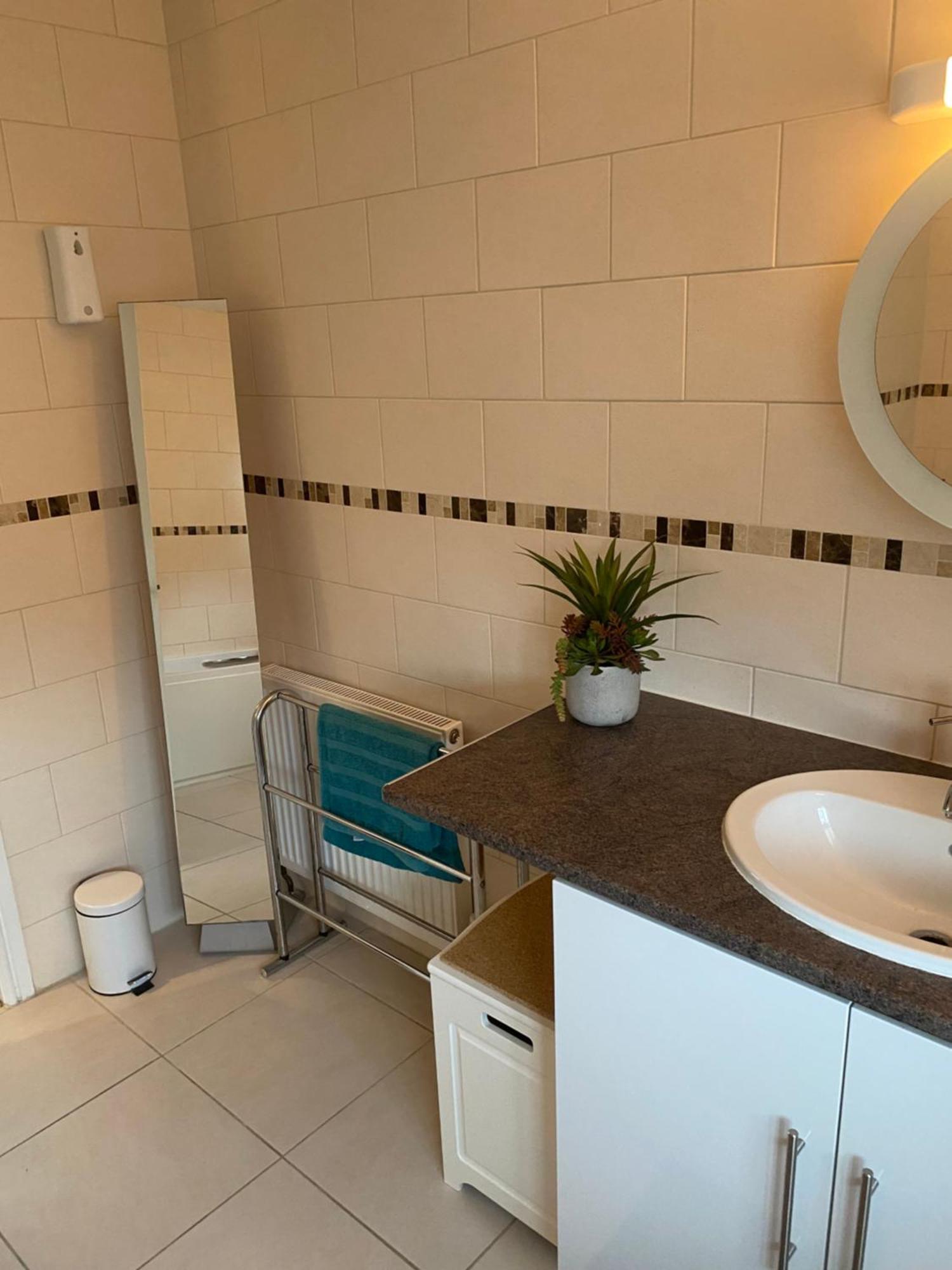 Beautiful private room with Kingsize bed&large private en-suite Peterborough Buitenkant foto