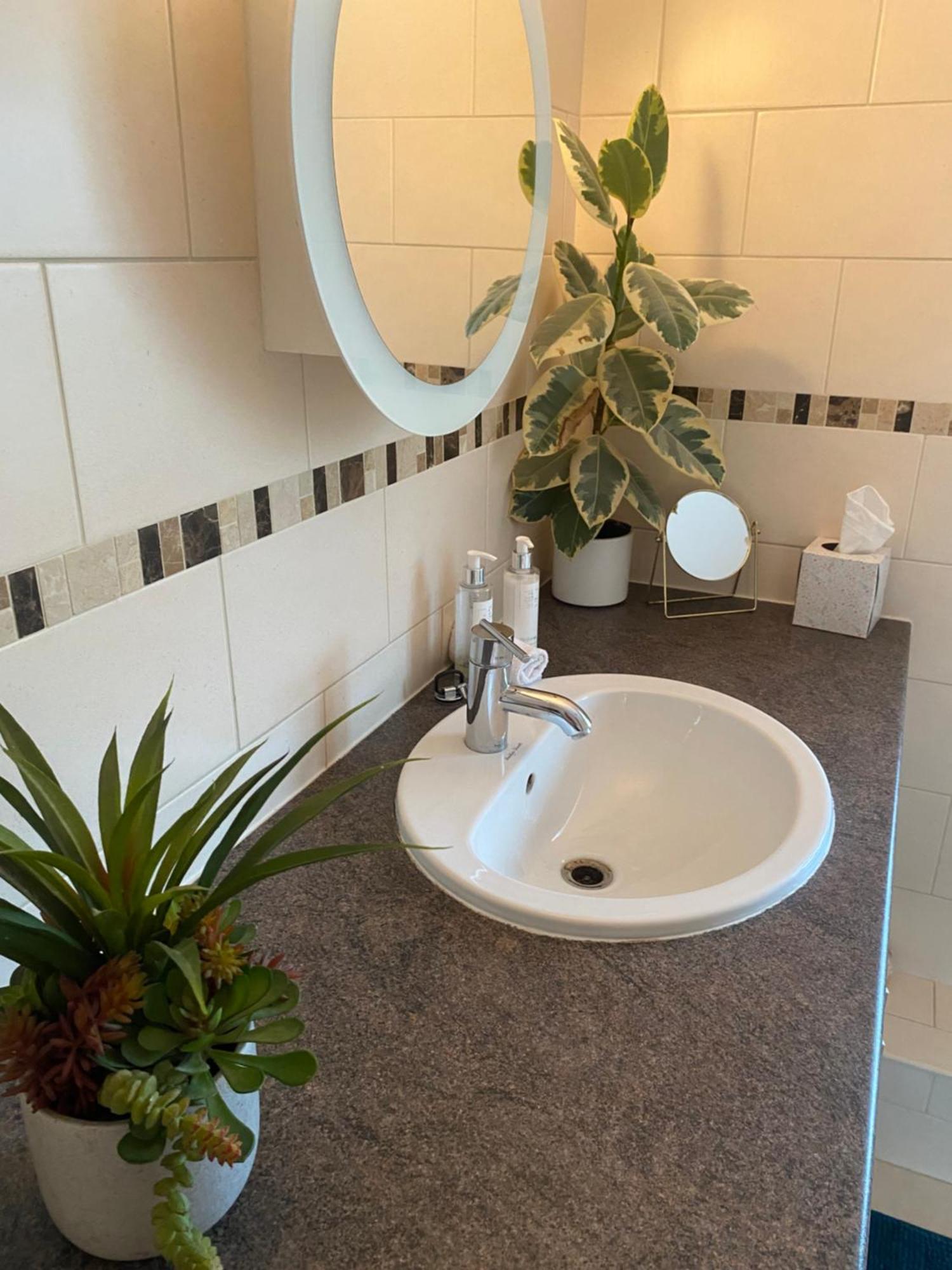Beautiful private room with Kingsize bed&large private en-suite Peterborough Buitenkant foto