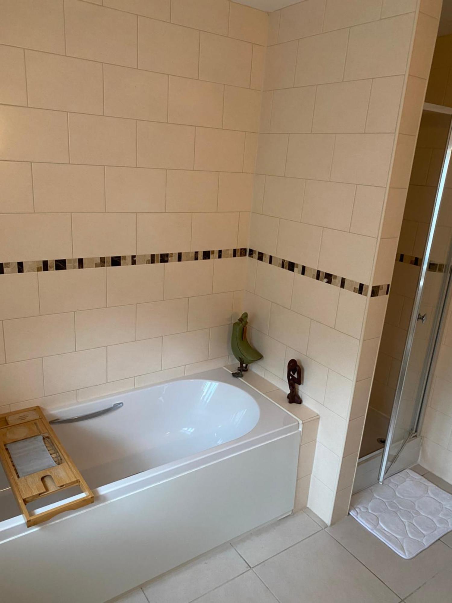 Beautiful private room with Kingsize bed&large private en-suite Peterborough Buitenkant foto